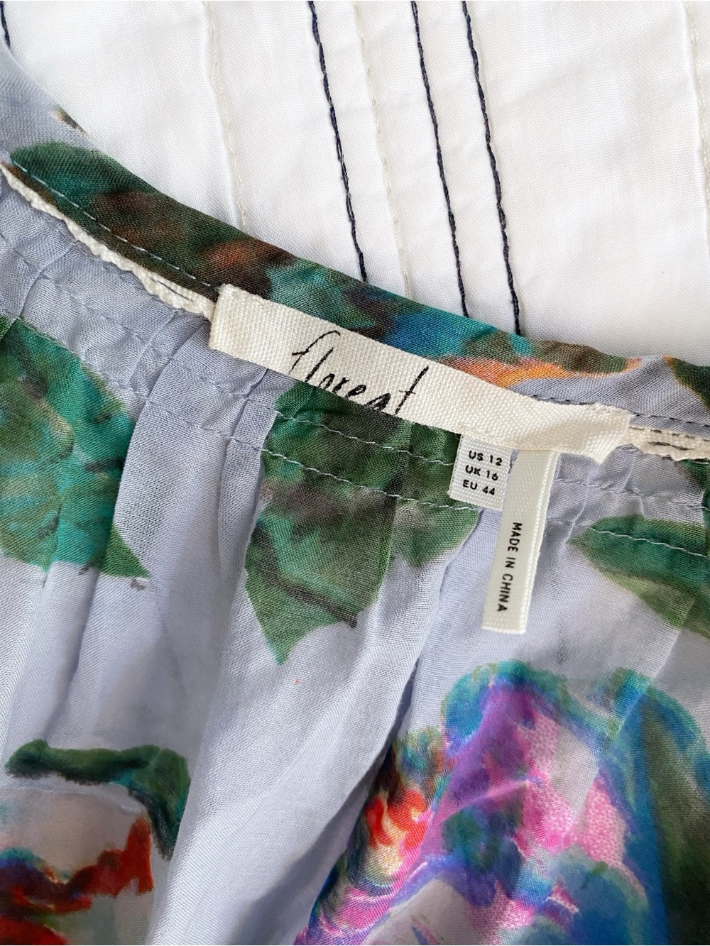 Anthropologie Floreat Amarillo Cinch-Waist Floral Silk Top Light Grey size 12 - Picture 3 of 8
